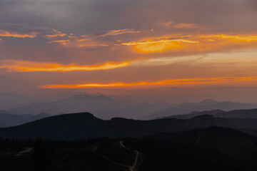 Obraz premium Breathtaking Sunset illuminating Majestic Mountain Landscape