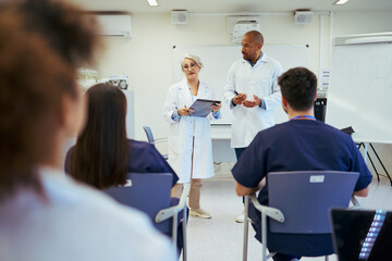 Obraz premium Doctors giving a lecture to medical students in modern hospital classroom