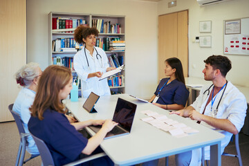 Obraz premium Medical team meeting discussing patient cases in hospital conference room