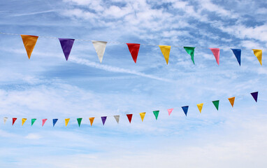 Drapeaux triangles colorés de fête dans le ciel