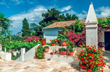 eingescanntes historisches Farbfoto des Innenhofs des Kloster Paleokastritsa auf der griechischen...