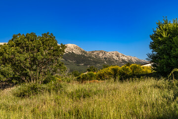 Obraz premium Tourist trail leading from Baska to the cemetery and to the Church of St. John,