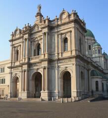 Facciata della Basilica di Pompei al tramonto, vista architettonica in stile neobarocco.