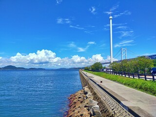 夏空と瀬戸大橋の広がる海岸