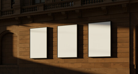 Três outdoors verticais em branco sobre uma fachada clássica no final da tarde, mockup