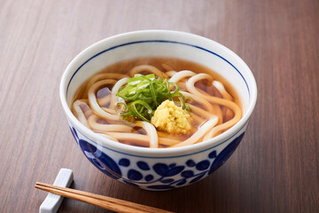 温かいかけうどん　Udon