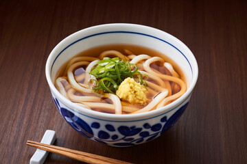 温かいかけうどん　Udon