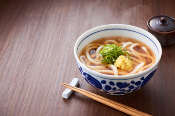 温かいかけうどん　Udon