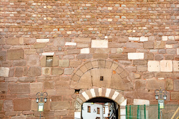 Ancient Stone Archway: Architectural Detail of Historic Building