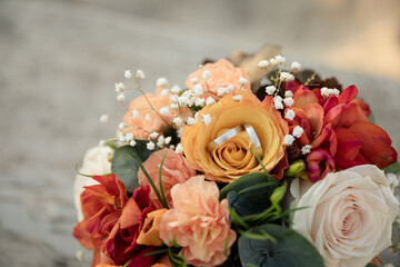 Eheringe im Rosenstrauß – Romantisches Hochzeitsdetail mit Pastellblumen und Schleierkraut