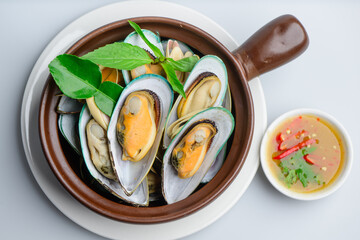 resh Steamed Mussels in Aromatic Broth