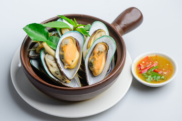 resh Steamed Mussels in Aromatic Broth