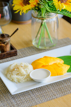 Traditional Thai Mango Sticky Rice Dessert with Coconut Milk
