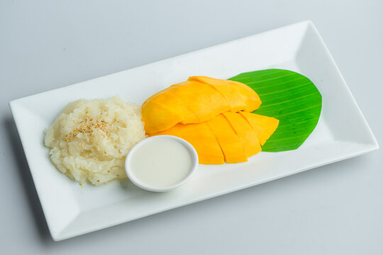 Traditional Thai Mango Sticky Rice Dessert with Coconut Milk