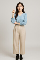 指を立てて驚いた表情をする女性のポートレート
