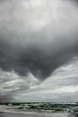 Dunkle Sturmwolken über einem Ozean