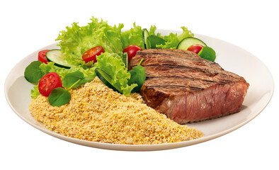 prato com carne bovina grelhada acompanhada de farofa brasileira e salada isolado em fundo...
