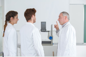 Obraz premium teacher pointing students attention towards projector screen