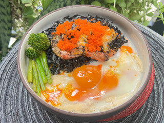 Stir-Fried Instant Noodles with Squid Ink Sauce and Shrimp, Topped with Tobiko, Creamy Scrambled Egg, and Boiled Vegetables