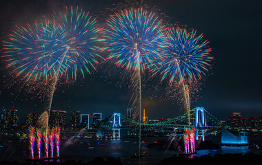 東京湾での初夏の花火大会
