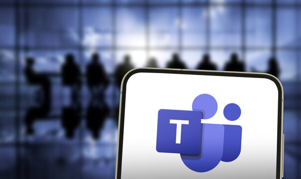 Mobile device displays the Microsoft Teams logo on the screen