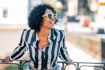 Fototapeta premium woman on the street smiling with sunglasses