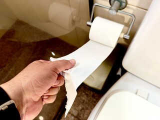 Fotografia realista e espontânea da utilização de papel higiénico - perfeita para campanhas de higiene, vida quotidiana ou conteúdos com humor leve e autêntico.