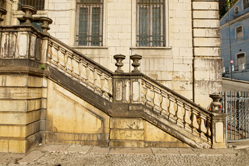 Gebäude-Hausfassade mit Treppe-Frontansicht mit Fenstern Ornamenten bei Tageslicht ,Mittag, Sonne,...