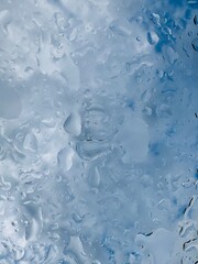 Wassertropfen auf blauem Hintergurnd - Regentropfen