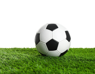 Rasen auf dem ein Fussball liegt isoliert auf weißen Hintergrund