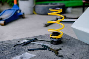 Tool for installing shocks with adjustable height.Shock setup with adjustable height.Adjust the shock height adjustment before installing it in the vehicle.