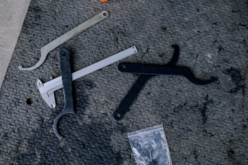 Tool for installing shocks with adjustable height.Shock setup with adjustable height.Adjust the shock height adjustment before installing it in the vehicle.