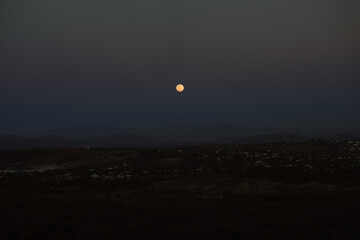 luna saliendo antes del eclipse