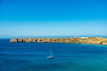 Frühsommerliche Wanderung an der wunderschönen Algarve vor den Toren der Hafenstadt Sagres -...