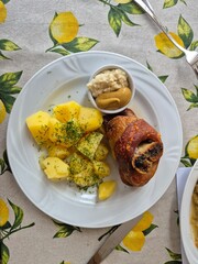 Smaczne dania obiadowe tradycyjne. Golonka na talerzu