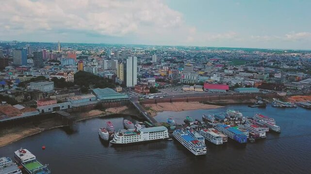 Vista a&eacute;rea do Porto de Manaus &agrave;s margens do rio Negro, com embarca&ccedil;&otilde;es, balsas e intensa movimenta&ccedil;&atilde;o fluvial na principal porta de entrada da Amaz&ocirc;nia brasileira.