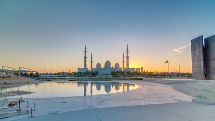 Obraz premium Sheikh Zayed Grand Mosque in Abu Dhabi at sunset timelapse, UAE