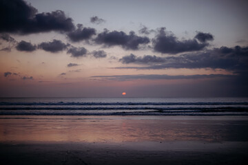 Obraz premium Serene Sunset Beachscape Ocean Horizon at Dusk