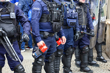 Policjanci prewencji z gazem łzawiącym. Miotacz gazu