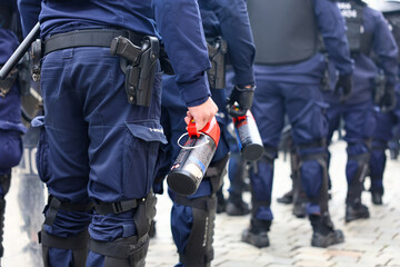 Policjanci prewencji z gazem łzawiącym. Miotacz gazu