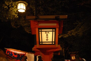 神社の灯籠と夜の参道に灯る幻想的な明かり
