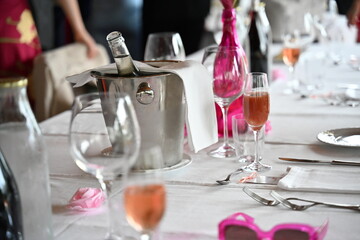 Aperitivo per sposi , varietà di opzioni salate e bevande. Mini hamburger, crudo di gamberi,  taglieri di salumi e formaggi, mini zuppa di pesce, sushi rolls, gorgonzola e poi torta