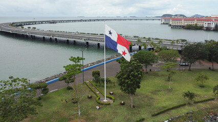 Vista aérea da bandeira hasteada do Panamá na Cidade do Panamá