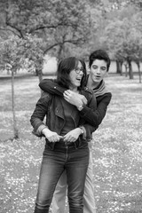 Jeune adolescent jouant avec sa mère dans un champs de fleurs