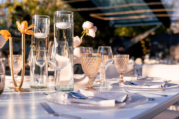 Decoración y vajillas lujosas para bodas