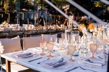 Decoración y vajillas lujosas para bodas