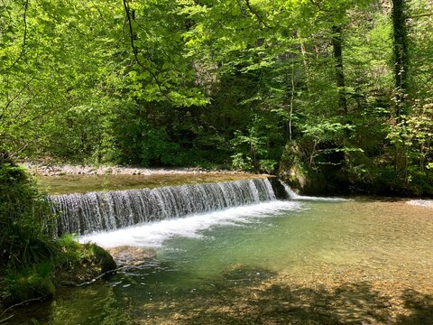Fluss Lorze mit Wasserfall am Wanderweg (H&ouml;llgrotten) in Baar, Kanton Zug in der Schweiz