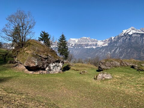 Blick in die schneebedeckte Berge Churf&uuml;rsten oberhalb vom Walensee aus den Alpen - Schweiz