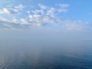 Blick auf Bodensee - Wasser und Himmel blau in blau mit weissen Wolken 