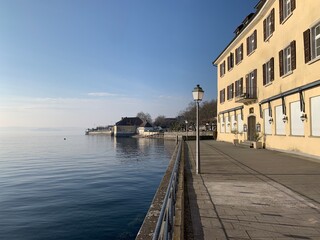 See Promenade in der Stadt Meersburg am Ufer vom Bodensee, Deutschland
